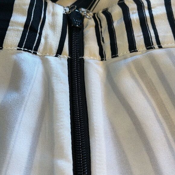 REBECCA MINKOFF 100% Silk stripped flare flirty skirt black & white Size 2 - Picture 6 of 8